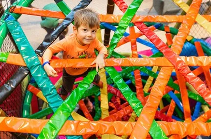 jongens speelt in jungle speeltuin