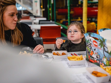 Speelpunt meisje eet kidsbox