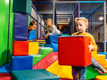 Speelpunt peuter speelt met grote blokken