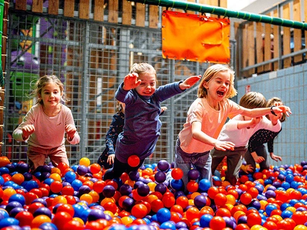 Speelpunt kinderen duiken in ballenbad