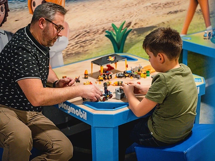Speelpunt vader en zoon spelen met playmobil
