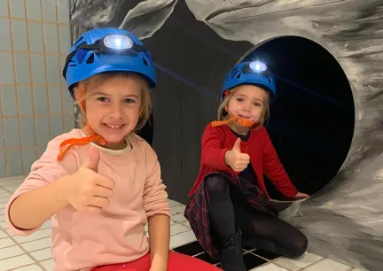 Speelpunt speleo meisjes met helm en lampje
