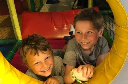 jongens in speelpunt