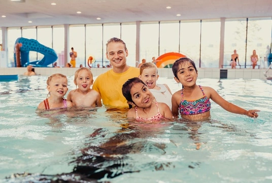 LAGO Beveren kinderen en waiwai begeleider in het zwembad