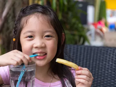 meisje eet friet - lemmies deal