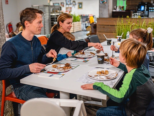 Speelpunt gezin eet pannenkoeken
