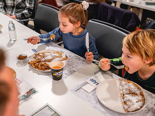 Speelpunt kinderen eten pannenkoeken