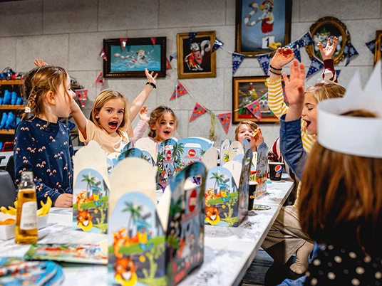 Speelpunt meisjes vieren verjaardagsfeestje