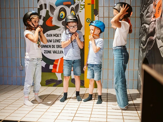 Speelpunt kinderen doen helm aan