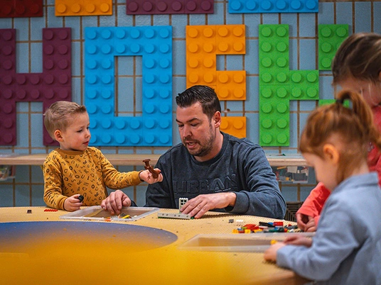 Speelpunt papa en zoon bij LEGO hoek