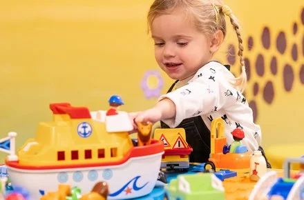 kind speelt met Playmobil