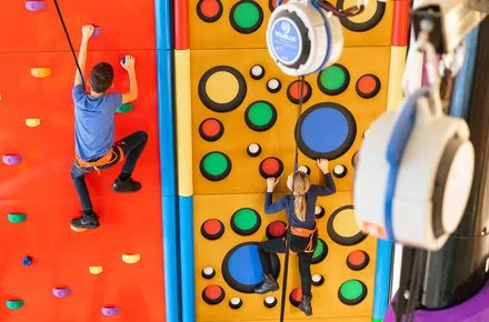 kinderen op klimmuur
