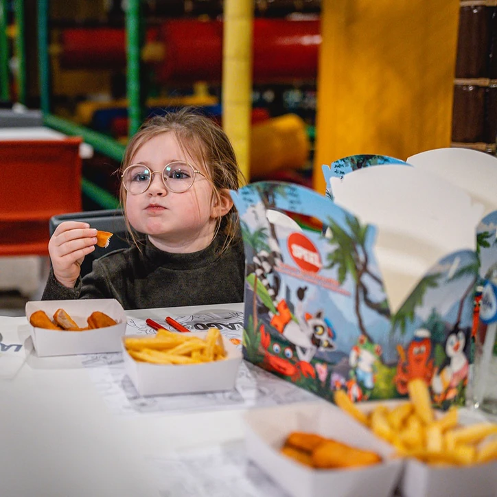 Speelpunt meisje eet combideal