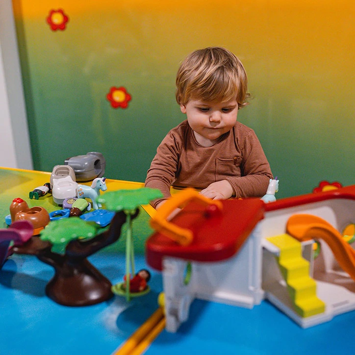 Speelpunt peuter speelt met playmobil