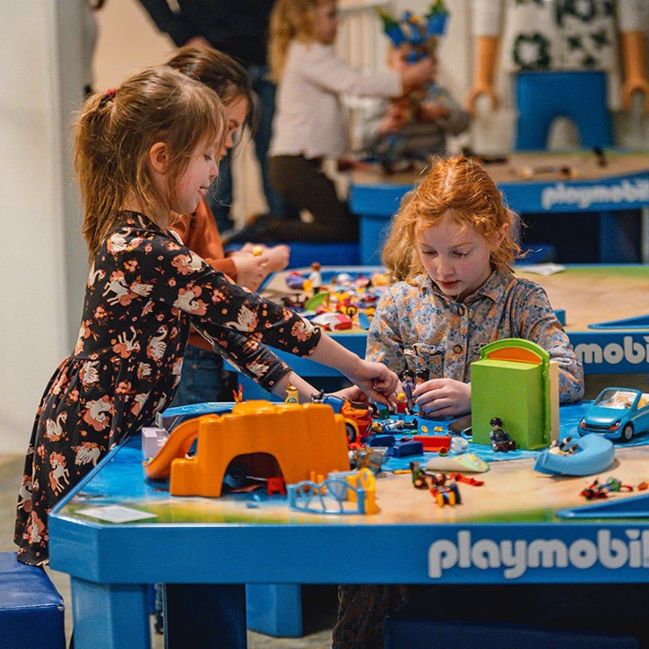 Speelpunt meisjes spelen met playmobil